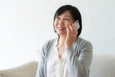 予約の電話をしている女性